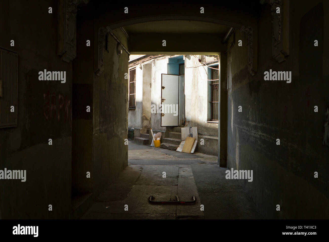 Entrée de cour intérieure d'un ancien immeuble européen. Banque D'Images