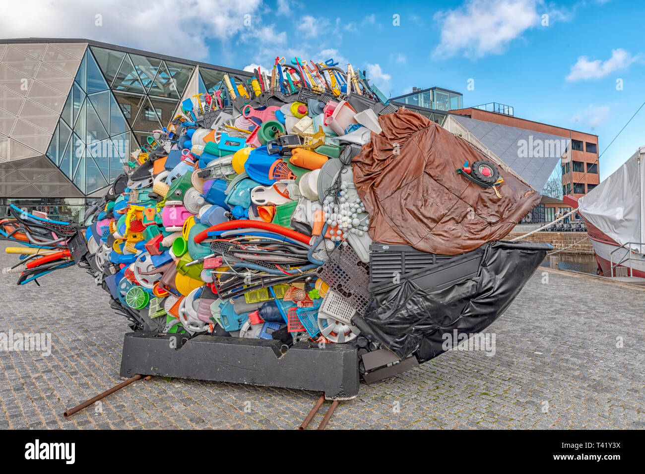 Elseneur, Danemark - Mars 24, 2019 : Poisson sculpture réalisée à partir de déchets trouvés dans la mer, l'Oresund entre le Danemark et la Suède, situé à Helsingor Banque D'Images