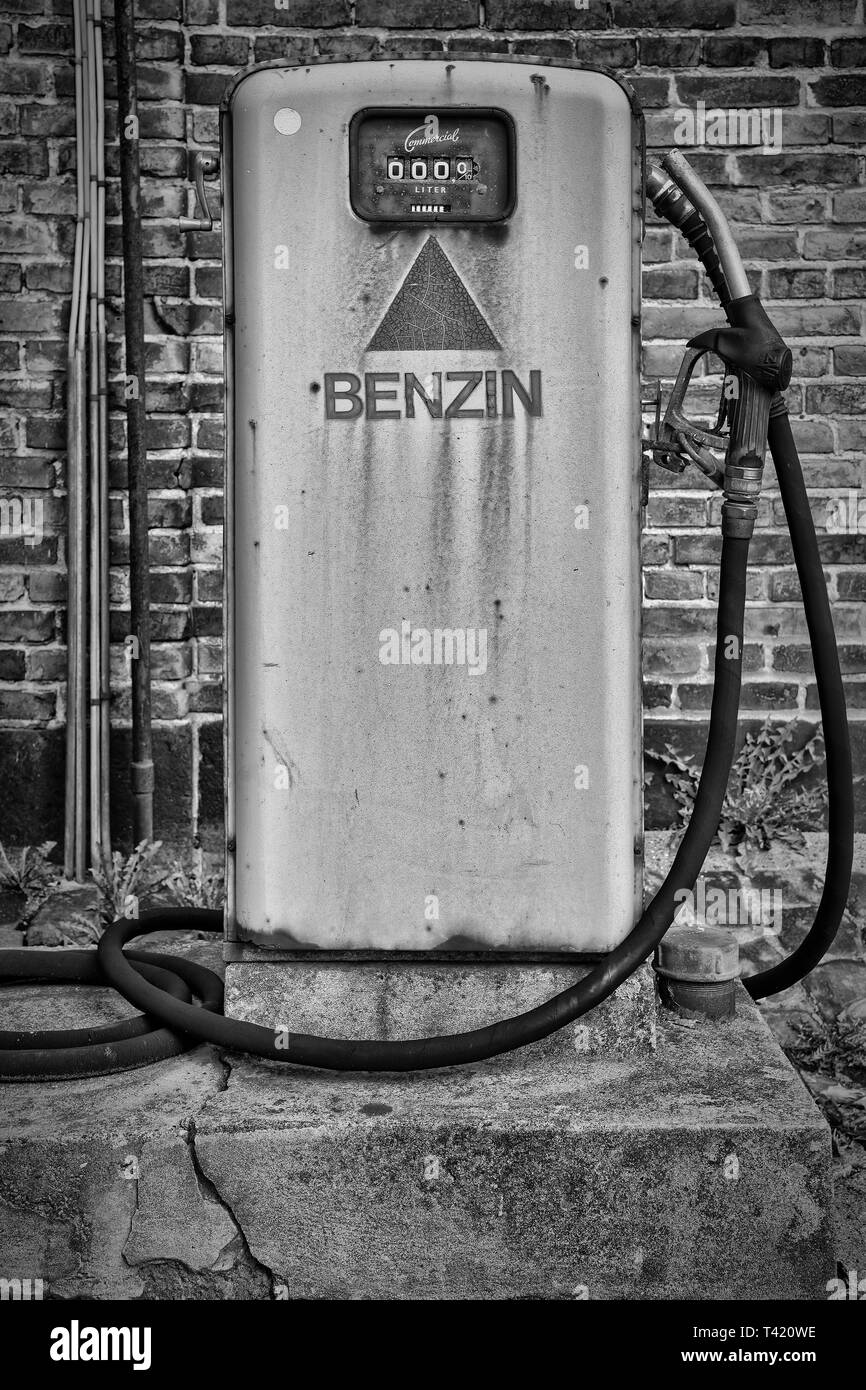 Elseneur, Danemark - Mars 24, 2019 rétro : pompes à essence à une station de remplissage rétro à Helsingor, Danemark. Banque D'Images