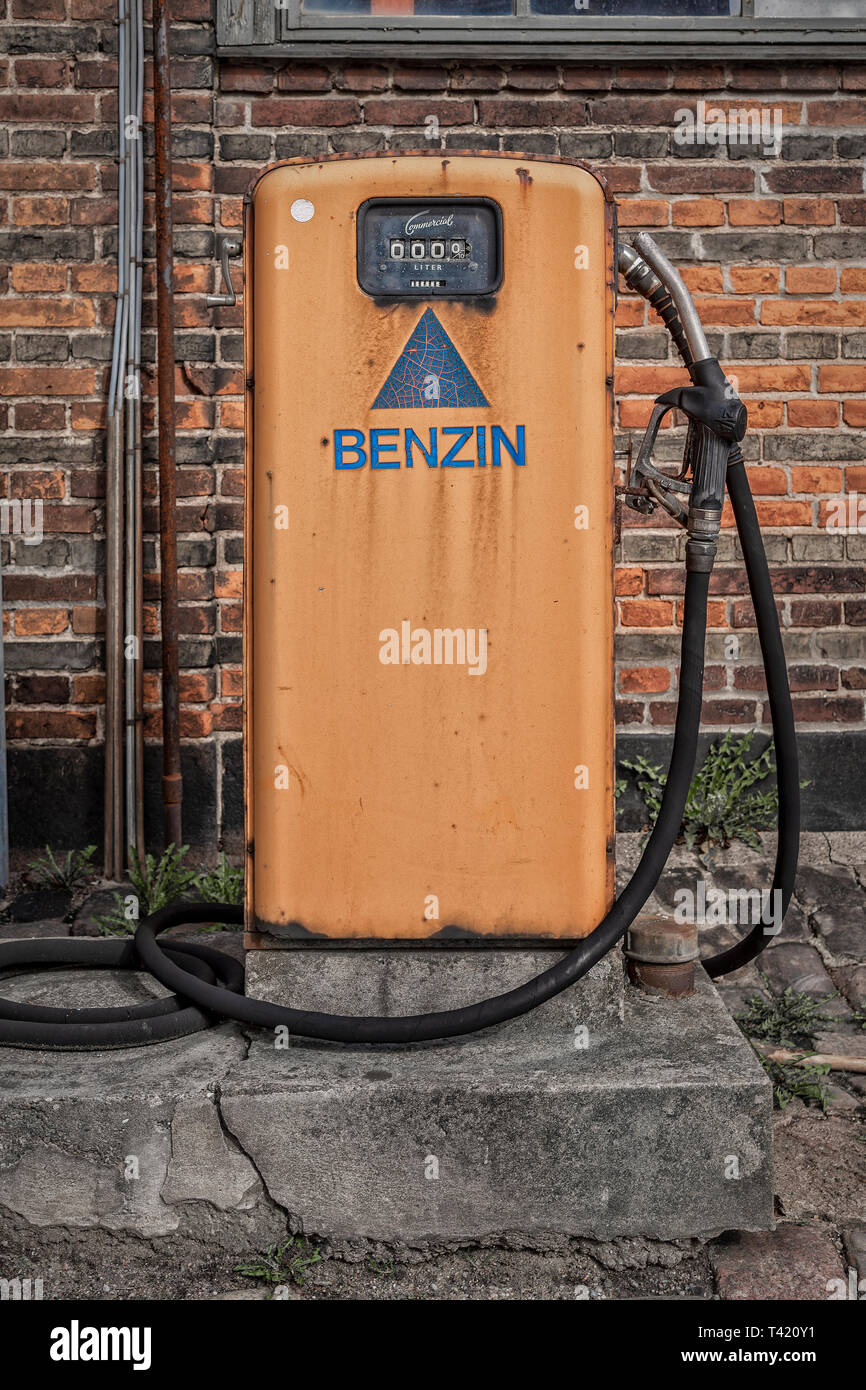 Elseneur, Danemark - Mars 24, 2019 : pompe à essence rétro rétro à une station de charge à Helsingor, Danemark. Banque D'Images