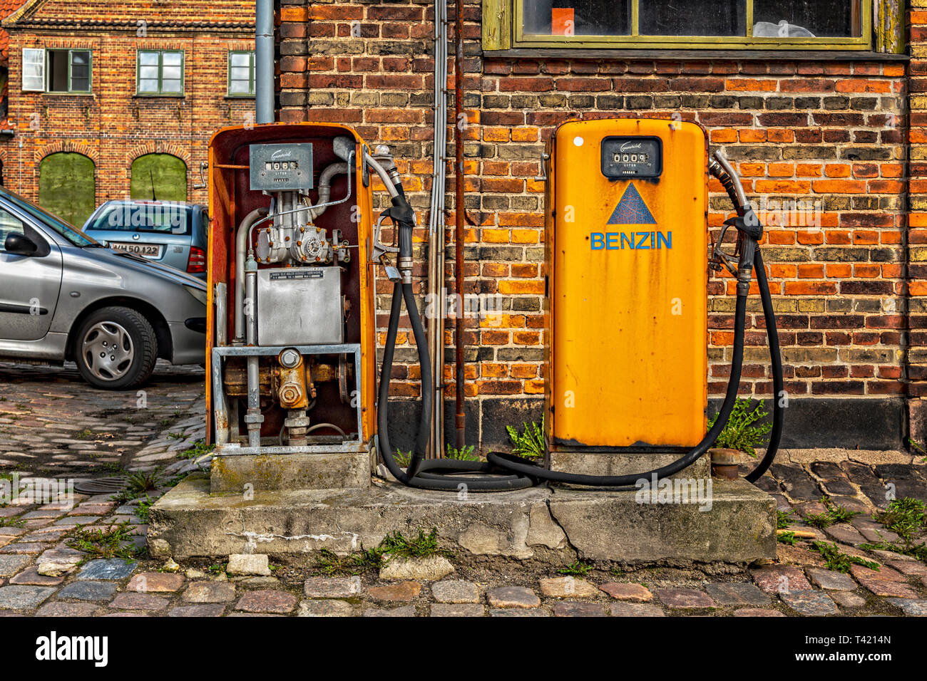 Elseneur, Danemark - Mars 24, 2019 rétro : pompes à essence à une station de remplissage rétro à Helsingor, Danemark. Banque D'Images
