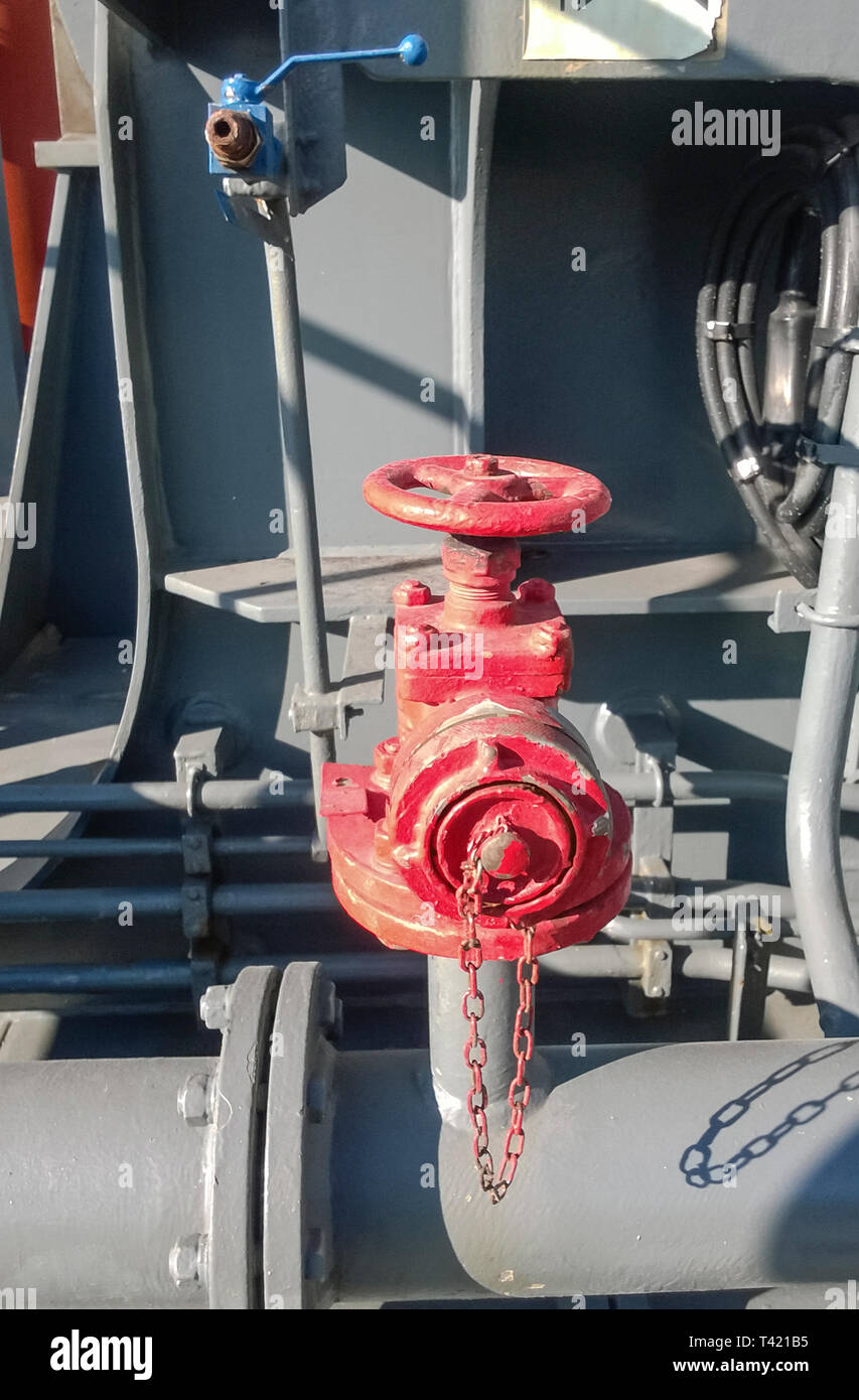 Vanne de fermeture manuelle du tuyau de sortie de la conduite  d'alimentation en eau du système de lutte contre l'incendie Photo Stock -  Alamy