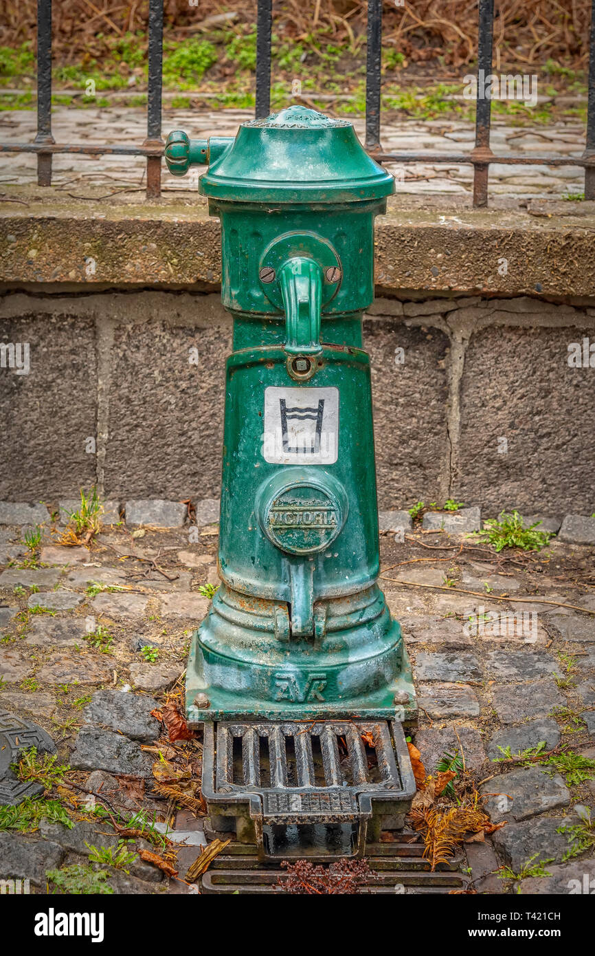Un vieux robinet d'eau potable de l'époque victorienne situé dans la ville danoise d'Elseneur. Banque D'Images