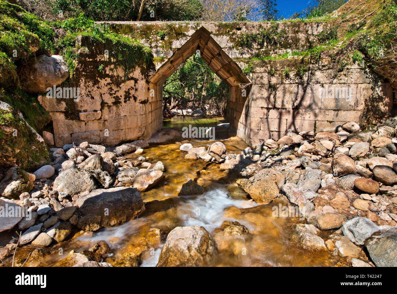 L'ancien pont en arc corbel (probablement l'époque hellénistique - 3e siècle avant J.-C.), dans le site archéologique de l'ancienne Eleftherna, Rethymno, Crète, Grèce, Banque D'Images