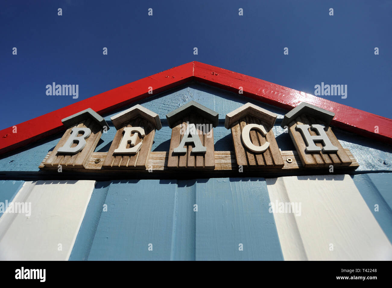 Cabane de plage avec 'Beach' ET CIEL BLEU RE VACANCES SOLEIL DÉTENTE MÉTÉO ETC UK Banque D'Images