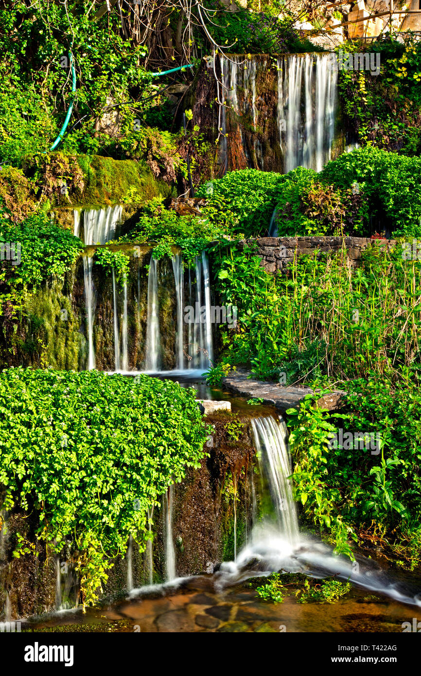Les petites chutes d'eau à ressorts Argyroupolis, Rethymnon, Crète, Grèce. Banque D'Images