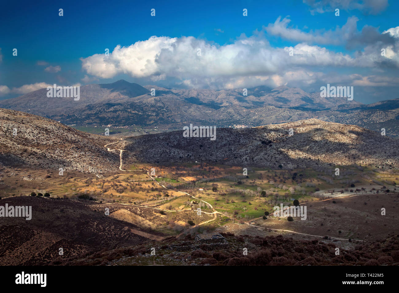 Voir l'Limnakaro Strovyli de plateau de logement (partie de l'E4), la montagne Dikti, Lassithi, Crète, Grèce. Banque D'Images