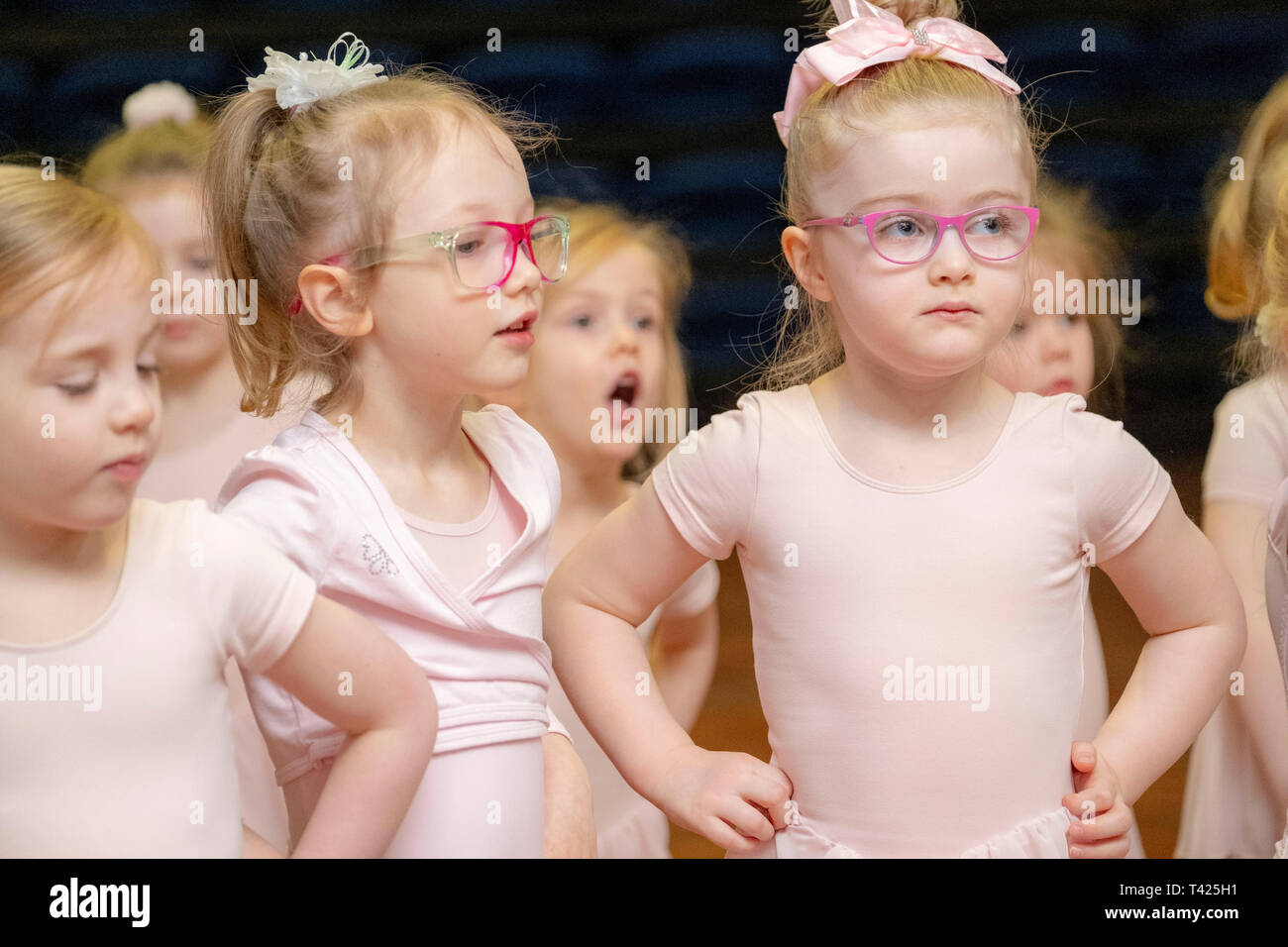 Les jeunes filles en classe de danse Banque D'Images