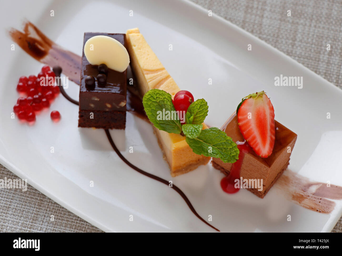 Assortiment de pâtisseries françaises comme assiette à dessert Photo Stock  - Alamy