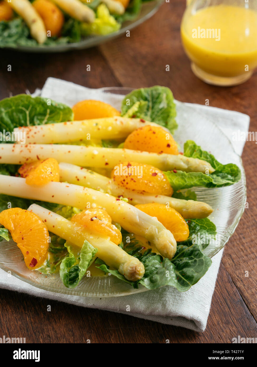 L'asperge blanche sur la laitue avec une vinaigrette Orange Banque D'Images