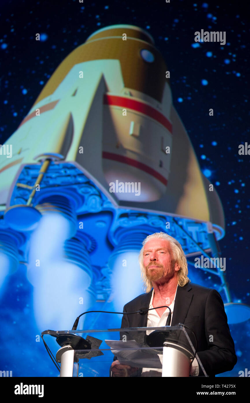 Sir Richard Branson parle après réception de la Fondation de l'espace 2019 l'espace vie Achievement Award lors de la clôture de la 35e Colloque de l'espace dans Banque D'Images