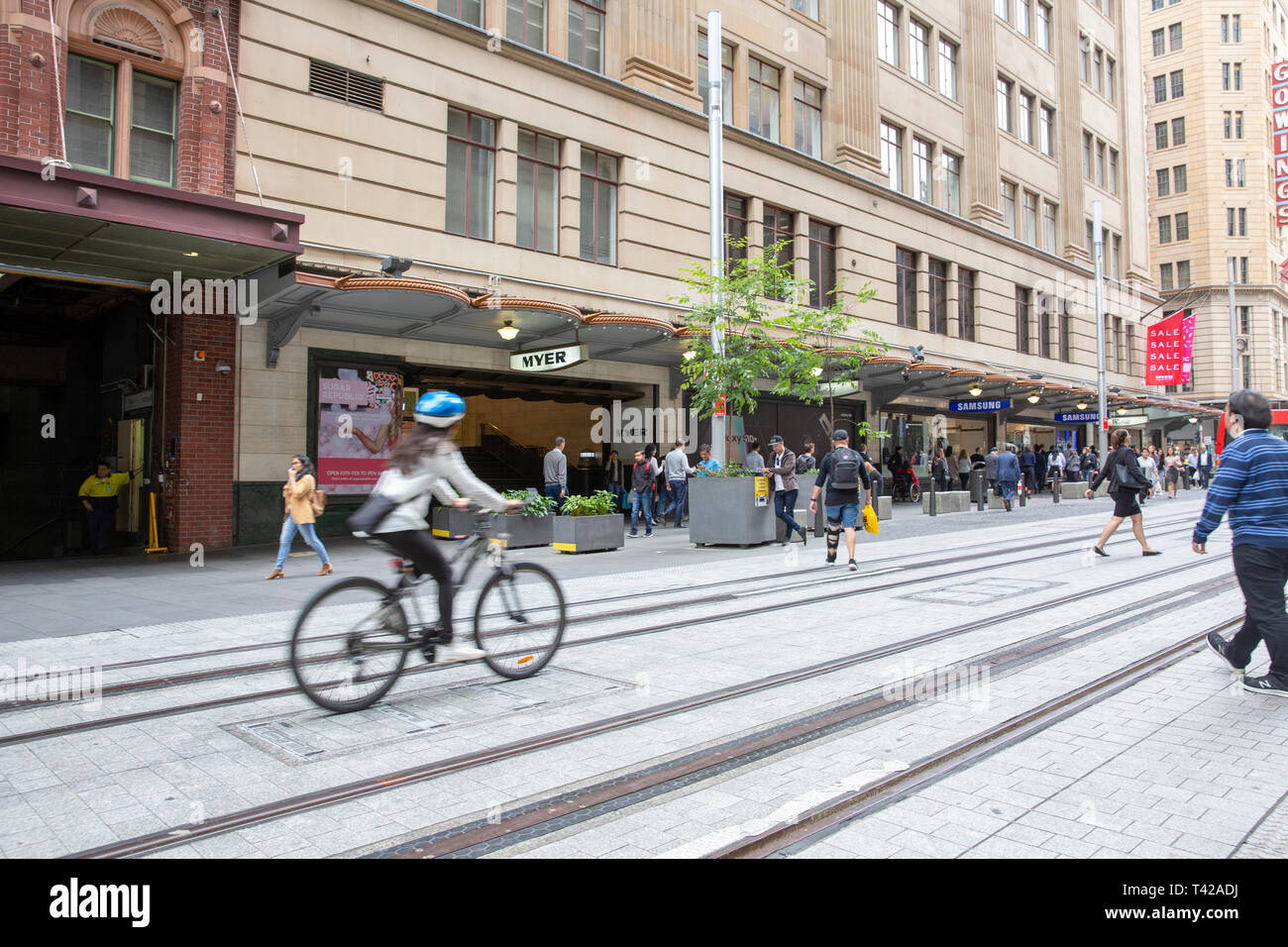 Randonnées cyclistes le long de la voie ferrée de lumière rempli dans George Street Sydney, sur une partie du réseau des tramways,Sydney, Australie Banque D'Images