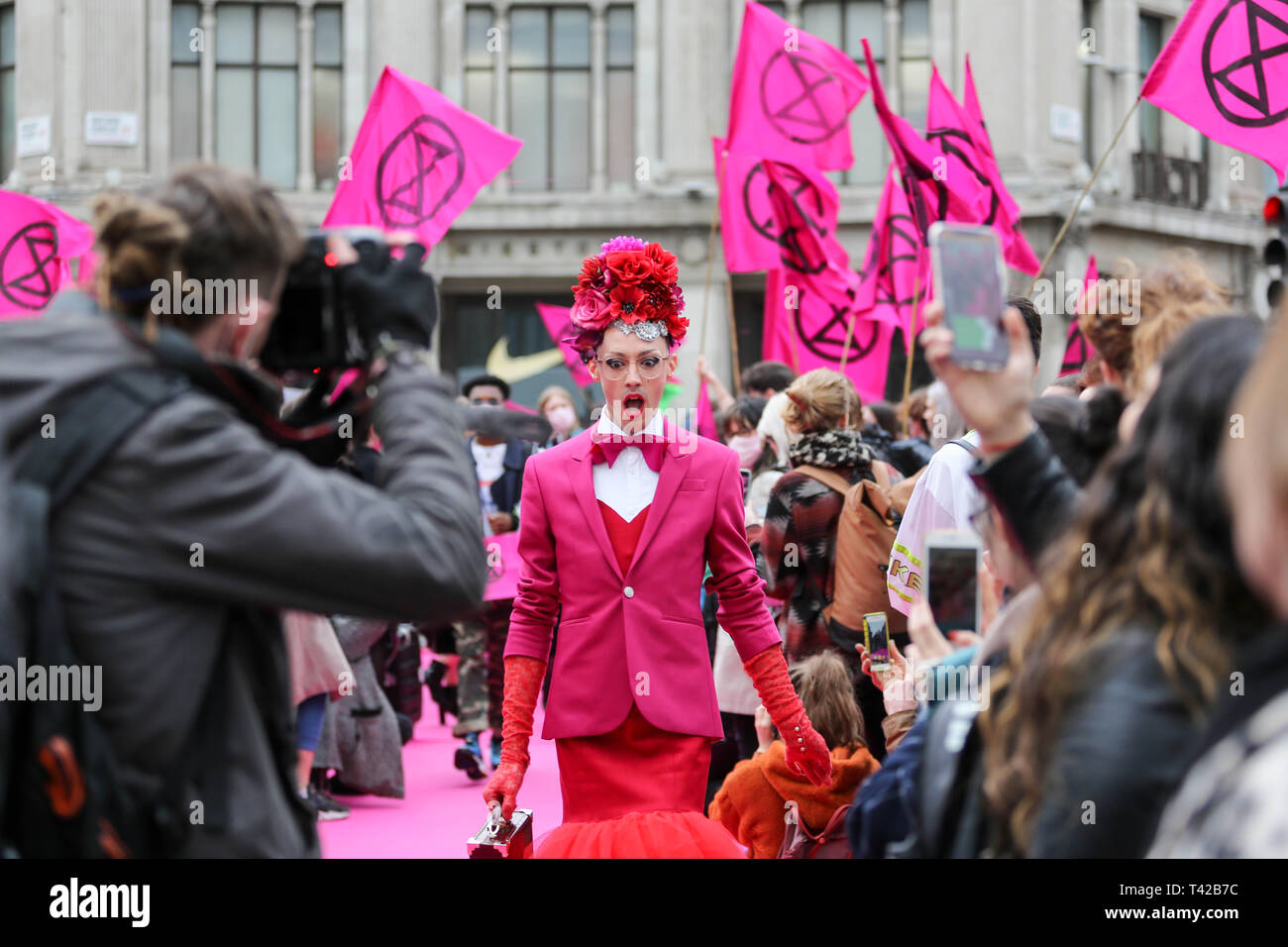 Oxford Circus, Londres. 12 avril, 2019. Groupe de campagne l'environnement rébellion Extinction organiser un défilé de mode sur l'infâme junction à mettre en lumière les problèmes de l'onu-durabilité dans la mode et la façon dont ses pratiques d'impact sur l'environnement. Credit : Penelope Barritt/Alamy Live News Banque D'Images