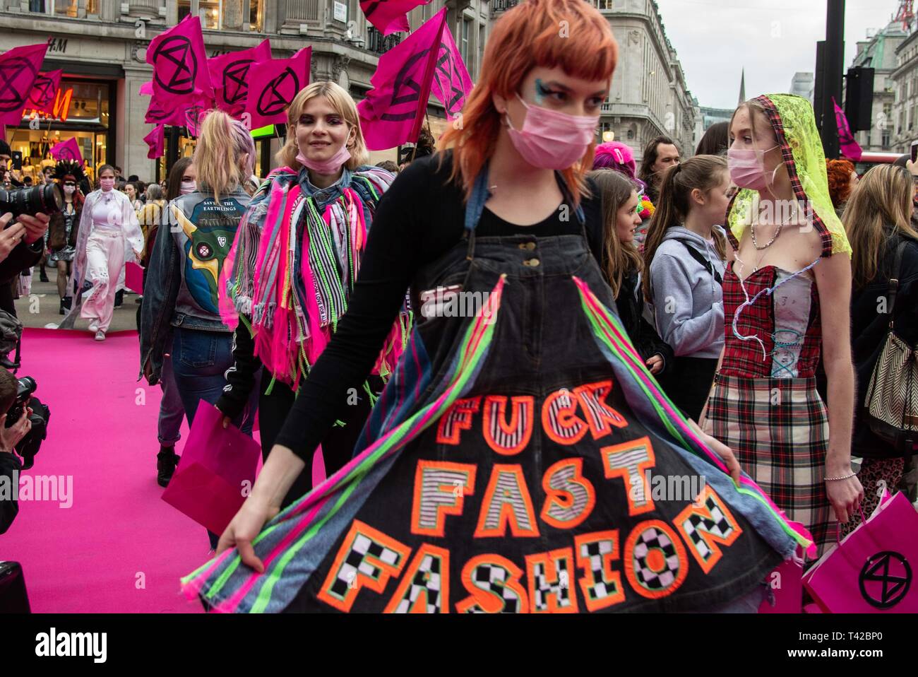 Londres, Royaume-Uni. 12 avr, 2019. Rébellion Extinction près d'Oxford  Circus en jetant un tapis rose vers le bas et l'exécution d'un fashion show  pour mettre en évidence le rôle de l'industrie de