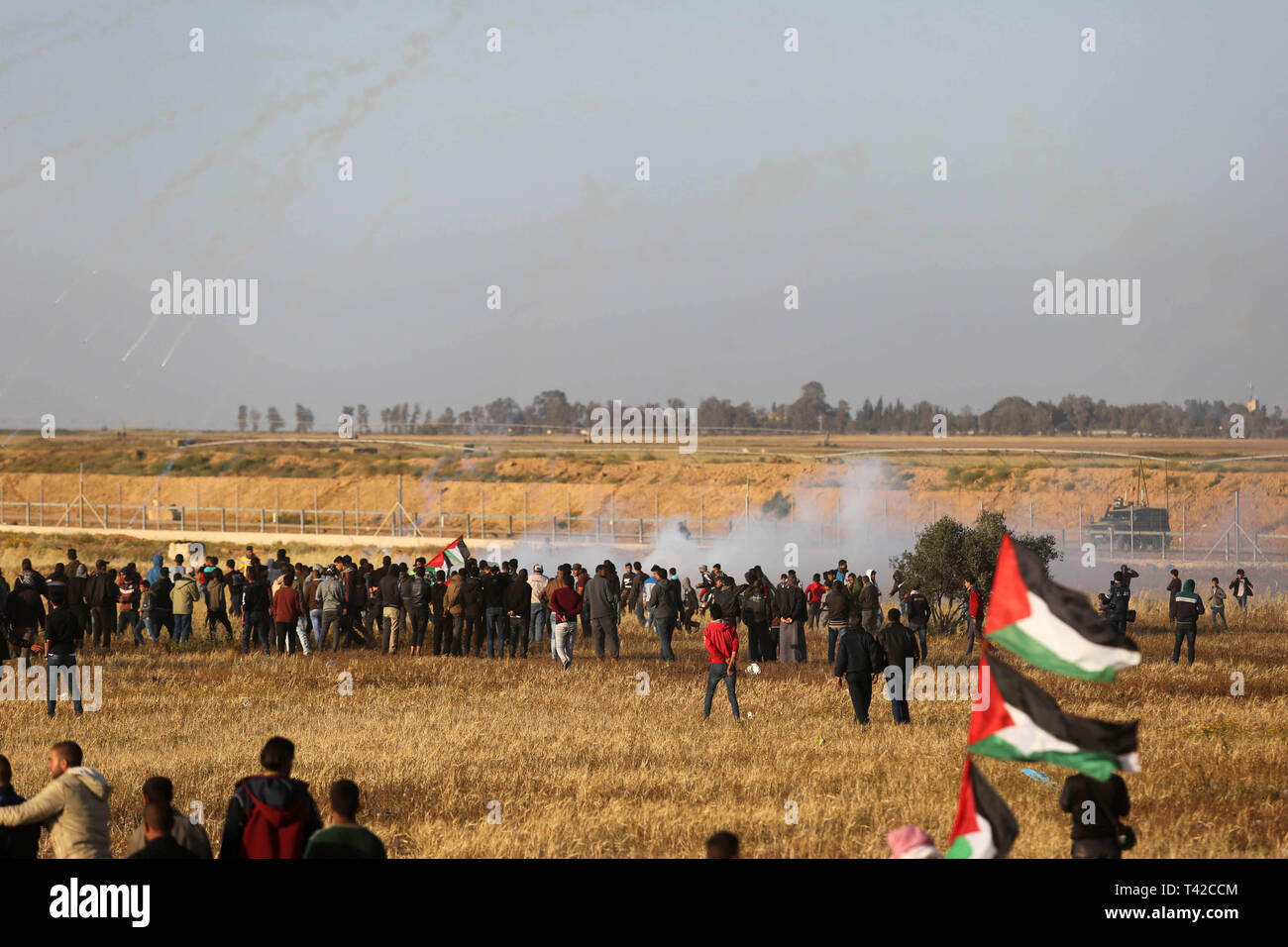 Khan Younis, dans la bande de Gaza, territoire palestinien. 12 avr, 2019. Des manifestants palestiniens en conflit avec les troupes israéliennes à la suite de la protestation des tentes où les Palestiniens exigent le droit de retourner dans leur patrie à la frontière Israel-Gaza à Khan Younis, dans le sud de la bande de Gaza, le 12 avril 2019. Les responsables de la santé palestinienne , a dit, le premier décès depuis Gaza a marqué le premier anniversaire de la manifestation hebdomadaire en mars Crédit : Ashraf Amra/APA/Images/fil ZUMA Alamy Live News Crédit : ZUMA Press, Inc./Alamy Live News Banque D'Images