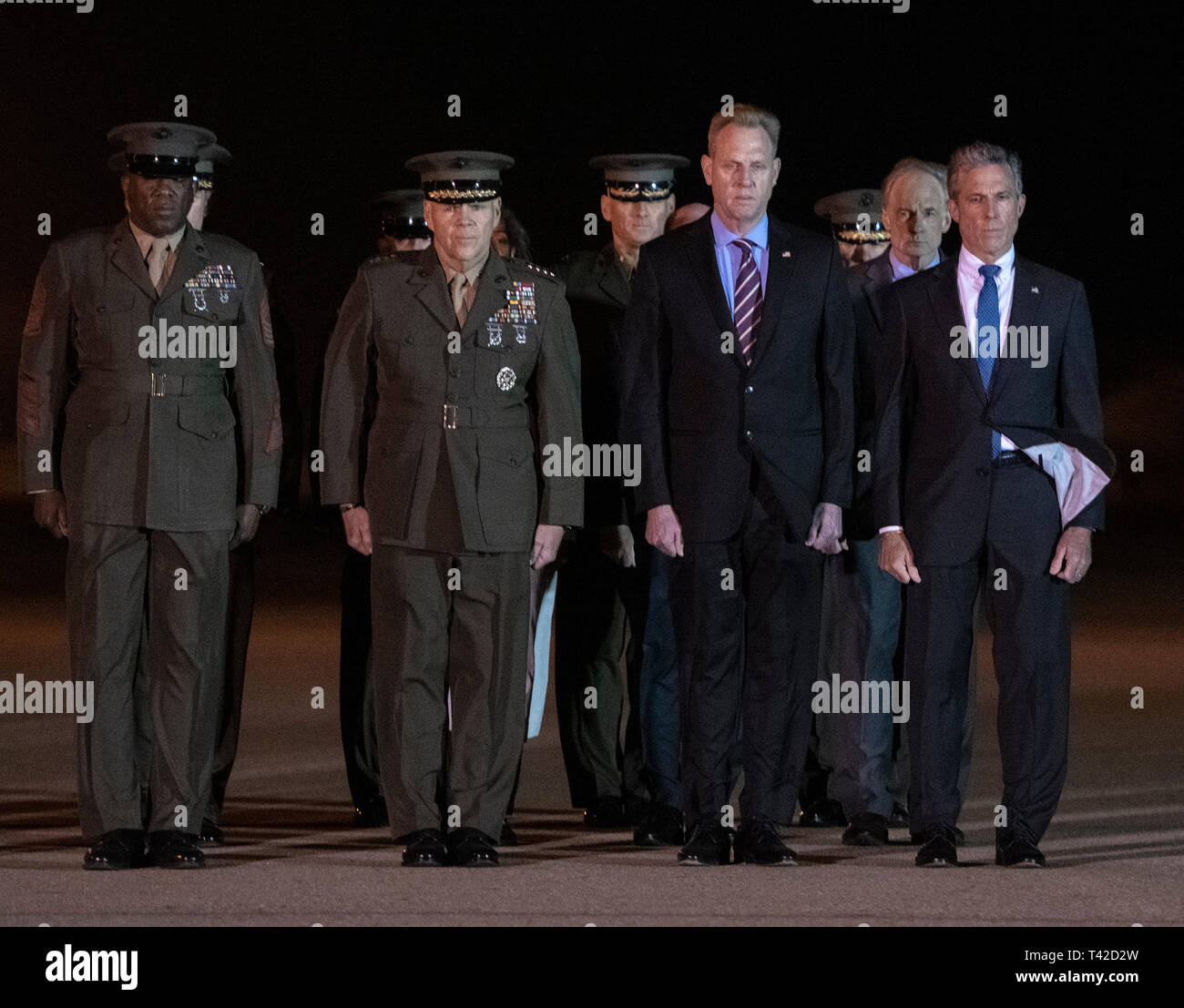 Les membres du parti officiel, y compris le gouverneur John Carney (démocrate du Delaware), sergent-major du Corps des Marines des États-Unis Ronald Green, US Marine Corps, le général Robert B. Neller, Commandant de l'US Marine Corps, Secrétaire de la Défense par intérim Patrick M. Shanahan, et le sénateur américain Tom Carper (démocrate du Delaware), leurs respects au cours du transfert de la digne demeure de United States Marine Corps, le Sergent Christopher A. Slutman à Dover Air Force Base à Dover, Delaware le 11 avril 2019. Les membres du parti officiel, y compris le gouverneur John Carney (Démocrate de Delaw Banque D'Images
