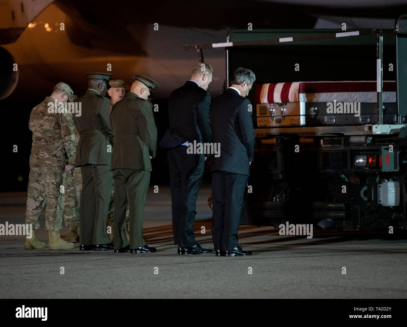 Les membres du parti officiel, y compris le gouverneur John Carney (démocrate du Delaware), sergent-major du Corps des Marines des États-Unis Ronald Green, US Marine Corps, le général Robert B. Neller, Commandant de l'US Marine Corps, Secrétaire de la Défense par intérim Patrick M. Shanahan, et l'US Air Force Le Colonel Matthew Jones, 436e Airlift Wing, vice-commandant, rendre hommage au cours de la dignité de la boîte de transfert transfert contenant les restes de United States Marine Corps Le sergent Christopher A. Slutman à Dover Air Force Base à Dover, Delaware le 11 avril 2019.Les membres de la fer officiel Banque D'Images