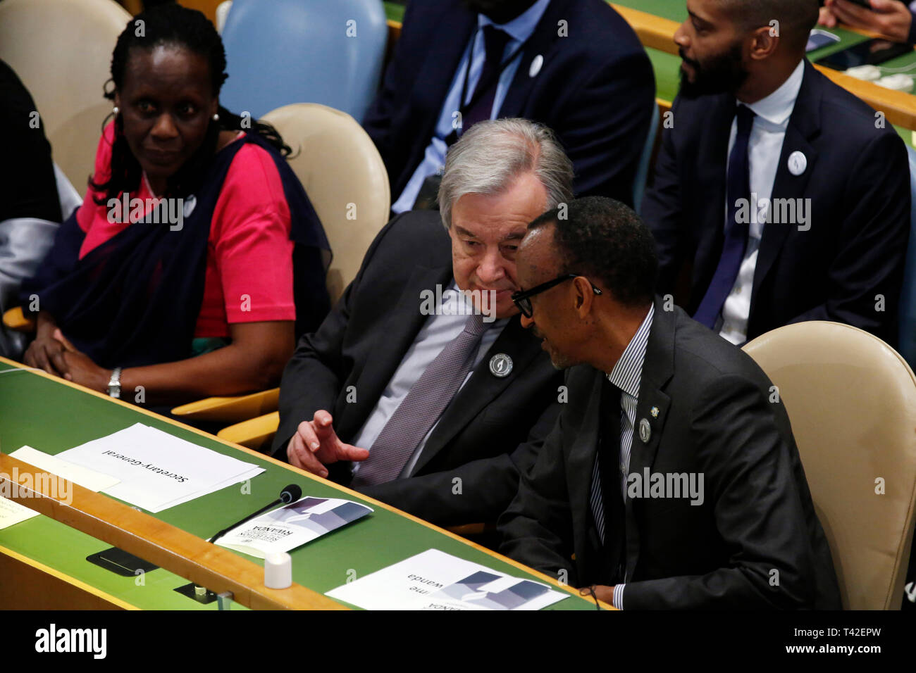 (190412) -- ORGANISATION DES NATIONS UNIES, le 12 avril 2019 (Xinhua) -- Le secrétaire général des Nations Unies, Antonio Guterres (C, avant) s'entretient avec le président rwandais Paul Kagame (R, avant) au cours de la cérémonie de commémoration de la Journée internationale de réflexion sur le génocide au Rwanda, au siège des Nations Unies à New York, le 12 avril 2019. Vingt-cinq ans après le génocide au Rwanda, le Secrétaire général de l'ONU, Antonio Guterres, a averti vendredi l'augmentation de la xénophobie lors d'une cérémonie de commémoration de l'ONU, tout en saluant la reprise le pays a réalisé depuis la tragédie. En 2003, l'Assemblée générale des Nations Unies a désigné le 7 avril Banque D'Images