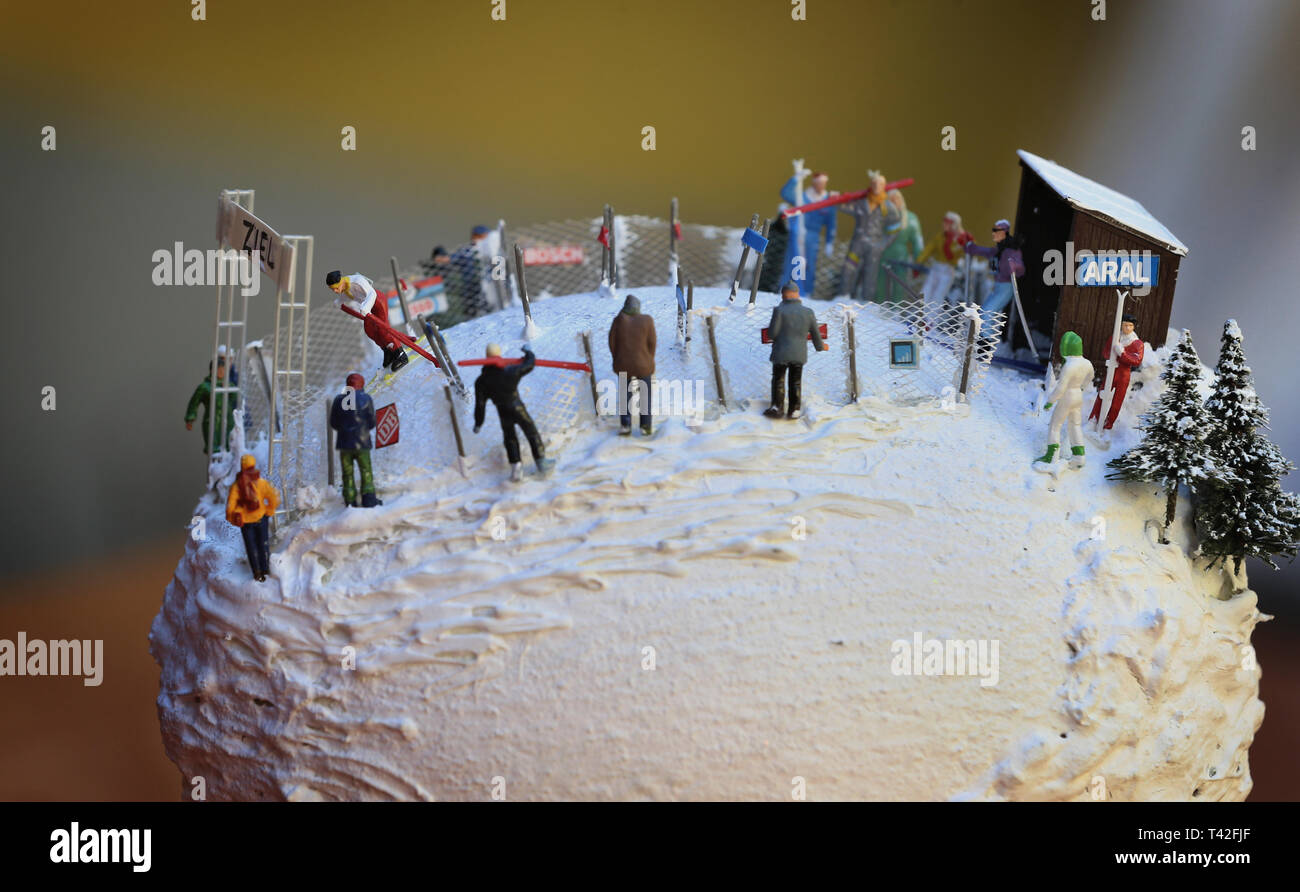 Nesselwang, Allemagne. Mar 21, 2019. Un œuf d'autruche sur laquelle une pente de ski miniature avec les athlètes et les spectateurs est installé est exposé dans le Musée de l'oeuf de Pâques de l'Allgäu. Credit : Karl-Josef Opim/dpa/Alamy Live News Banque D'Images