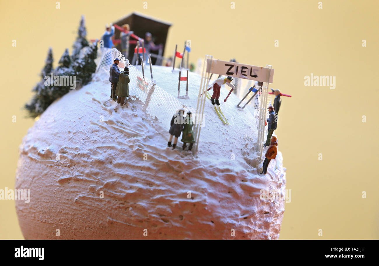 Nesselwang, Allemagne. Mar 21, 2019. Un œuf d'autruche sur laquelle une pente de ski miniature avec les athlètes et les spectateurs est installé est exposé dans le Musée de l'oeuf de Pâques de l'Allgäu. Credit : Karl-Josef Opim/dpa/Alamy Live News Banque D'Images