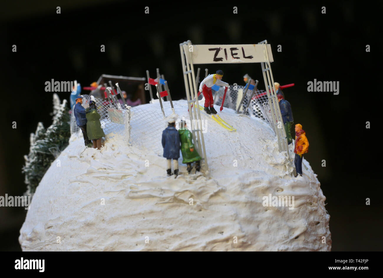 Nesselwang, Allemagne. Mar 21, 2019. Un œuf d'autruche sur laquelle une pente de ski miniature avec les athlètes et les spectateurs est installé est exposé dans le Musée de l'oeuf de Pâques de l'Allgäu. Credit : Karl-Josef Opim/dpa/Alamy Live News Banque D'Images