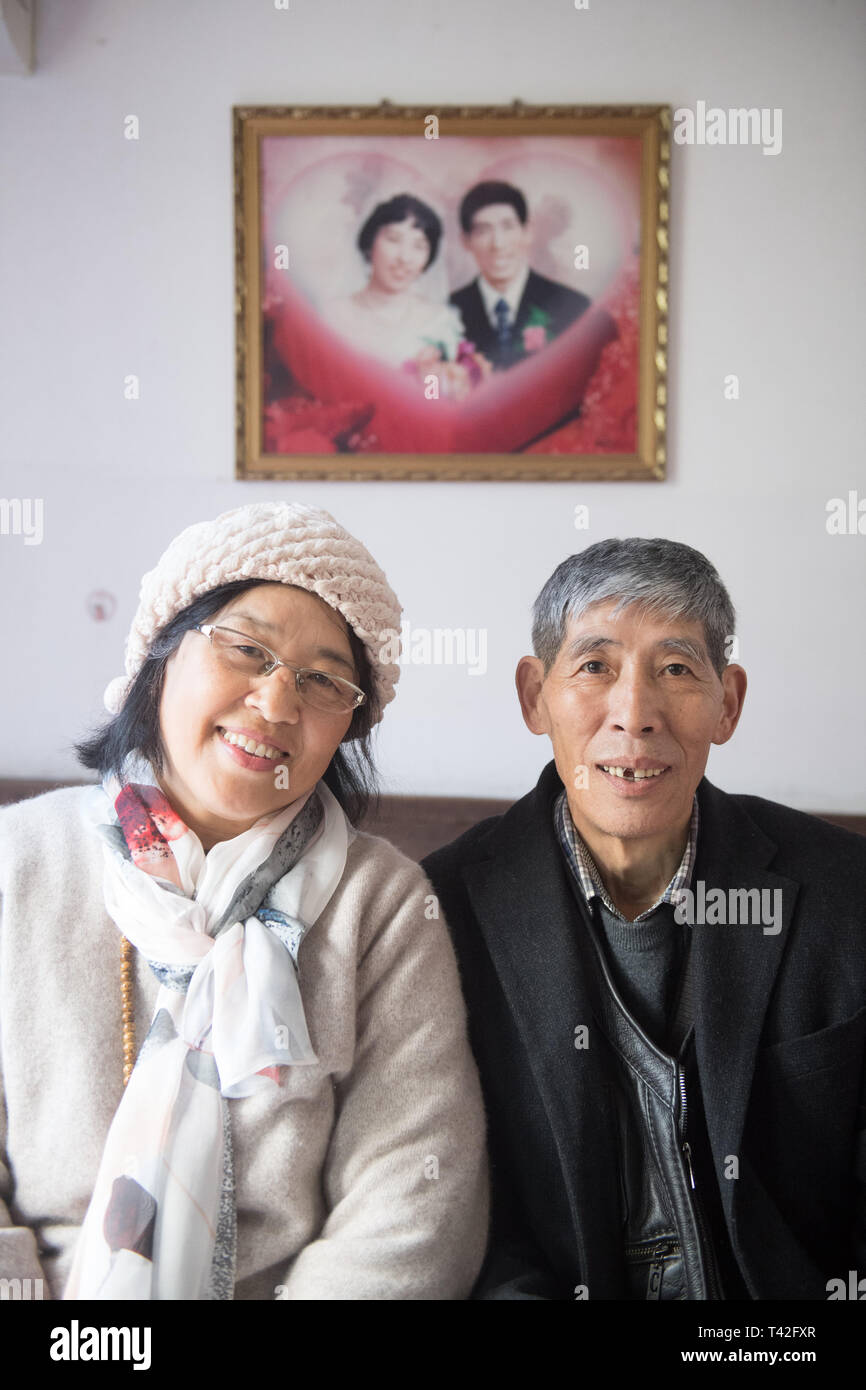 (190413) -- Hangzhou, 13 avril 2019 (Xinhua) -- Wu Suhuan (L) et son mari de poser pour des photos à la maison dans l'est de la Chine, nombre de Tonglu's dans la province du Zhejiang, le 11 avril 2019. Wu Suhuan, 65 ans, est une atrophie musculaire progressive et le patient a été paralysée pendant des décennies. Dédié à l'activité d'un narrateur sans obstacle pour les films, elle a jusqu'à présent écrit des scénarios pour quatre films et de les lire avec le film pour les déficients visuels depuis 2015. "Je me sens heureux et accompli dans les aidant, a dit Wu. (Xinhua/Weng Xinyang) Banque D'Images