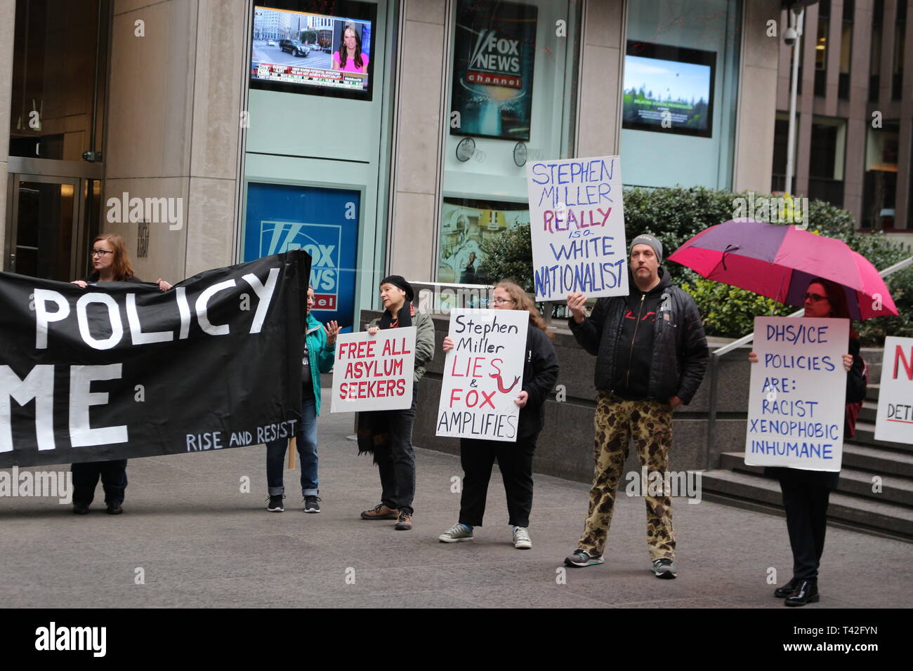 Vu Pro-Immigration protestataires holding signes au cours d'une manifestation à l'extérieur de FOX News sur la 6e Avenue à New York City pour appeler FOX News anti-immigration de la couverture de l'actualité. Banque D'Images