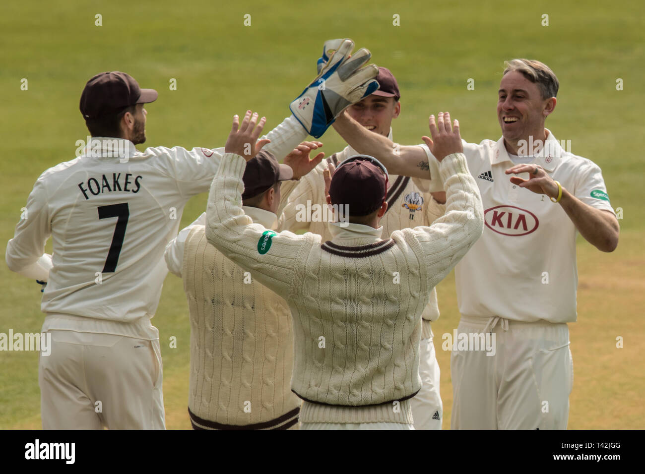Londres, Royaume-Uni. 13 avr, 2019. Rikki Clarke célèbre avec coéquipiers après avoir obtenu le guichet de Dan Lawrence comme Surrey prendre sur l'Essex, le troisième jour des match de championnat Specsavers County à la Kia Oval. Crédit : David Rowe/Alamy Live News Banque D'Images