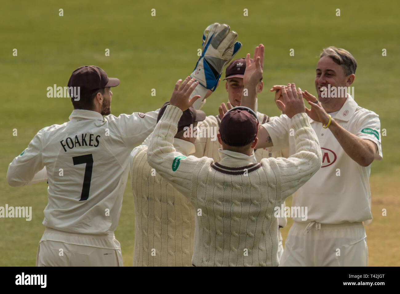 Londres, Royaume-Uni. 13 avr, 2019. Rikki Clarke célèbre avec coéquipiers après avoir obtenu le guichet de Dan Lawrence comme Surrey prendre sur l'Essex, le troisième jour des match de championnat Specsavers County à la Kia Oval. Crédit : David Rowe/Alamy Live News Banque D'Images