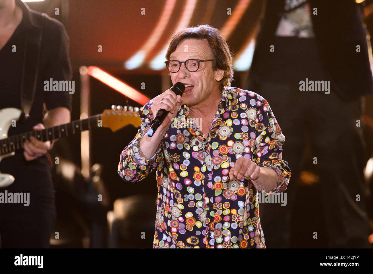 Offenburg, Allemagne. 12 avr, 2019. Purple Schulz, chanteuse pop allemande, chante la chanson 'Verliebte Jungs' au cours de l'enregistrement '50 Jahre ZDF Hitparade' dans l'Arène de Baden. L'émission sera diffusée le 27.04.2019. Credit : Silas Stein/dpa/Alamy Live News Banque D'Images