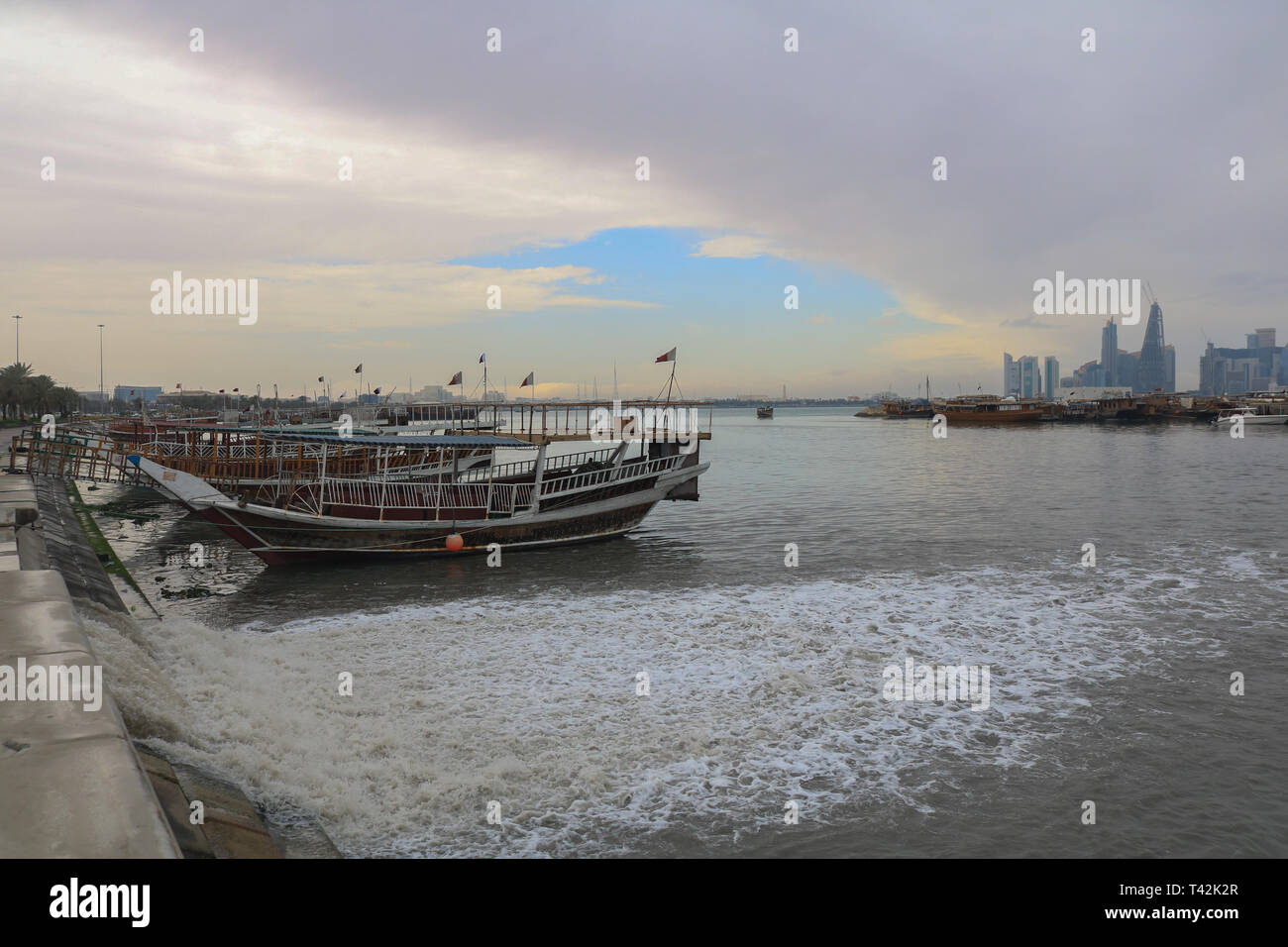 Doha, Qatar. 13 avr, 2019. L'eau de pluie jaillit dans la mer après les fortes pluies du matin à Doha : Crédit amer ghazzal/Alamy Live News Banque D'Images