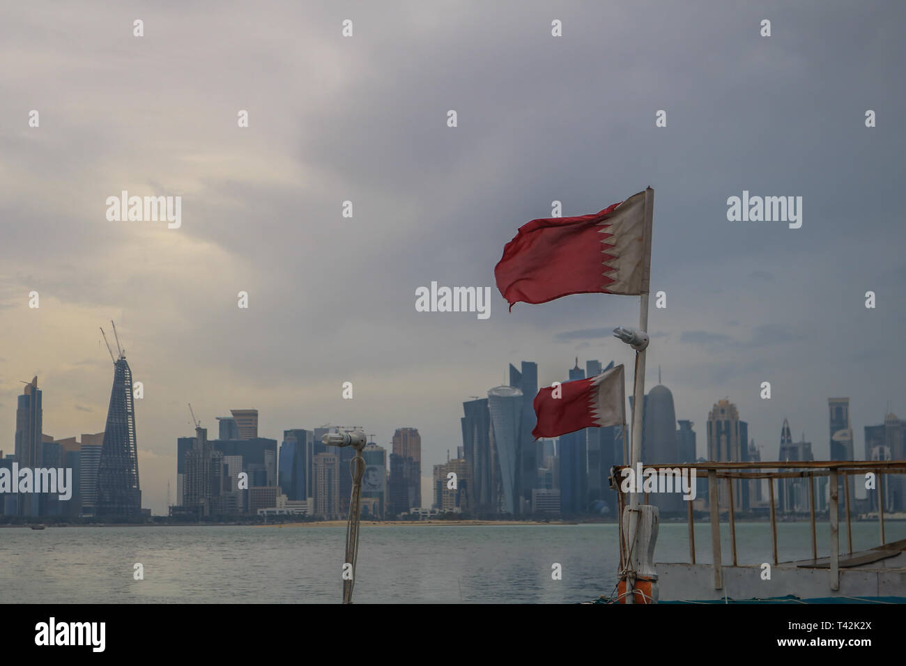 Doha, Qatar. 13 avr, 2019. Le Qatar drapeaux flottent dans le vent sous un ciel couvert raint journée à Doha Crédit : amer ghazzal/Alamy Live News Banque D'Images