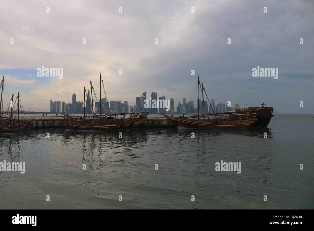 Doha, Qatar. 13 avr, 2019. Bateau bateaux amarrés au bord de l'eau sous un ciel couvert journée à Doha après de fortes pluies Crédit : amer ghazzal/Alamy Live News Banque D'Images