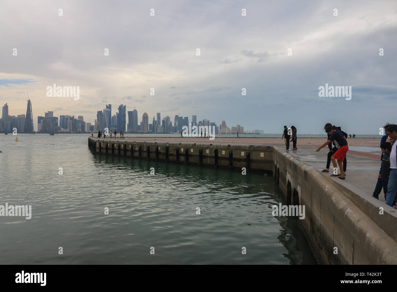 Doha, Qatar. 13 avr, 2019. Les gens marchent sur le bord de l'eau sous un ciel couvert journée à Doha après de fortes pluies Crédit : amer ghazzal/Alamy Live News Banque D'Images