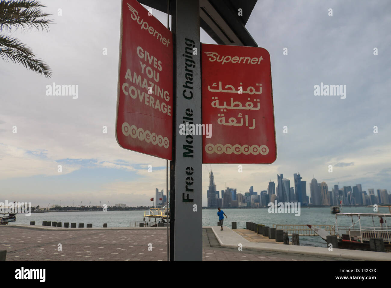 Doha, Qatar. 13 avr, 2019. Un signe sur internet front de Doha après une matinée pluvieuse humide Crédit : amer ghazzal/Alamy Live News Banque D'Images