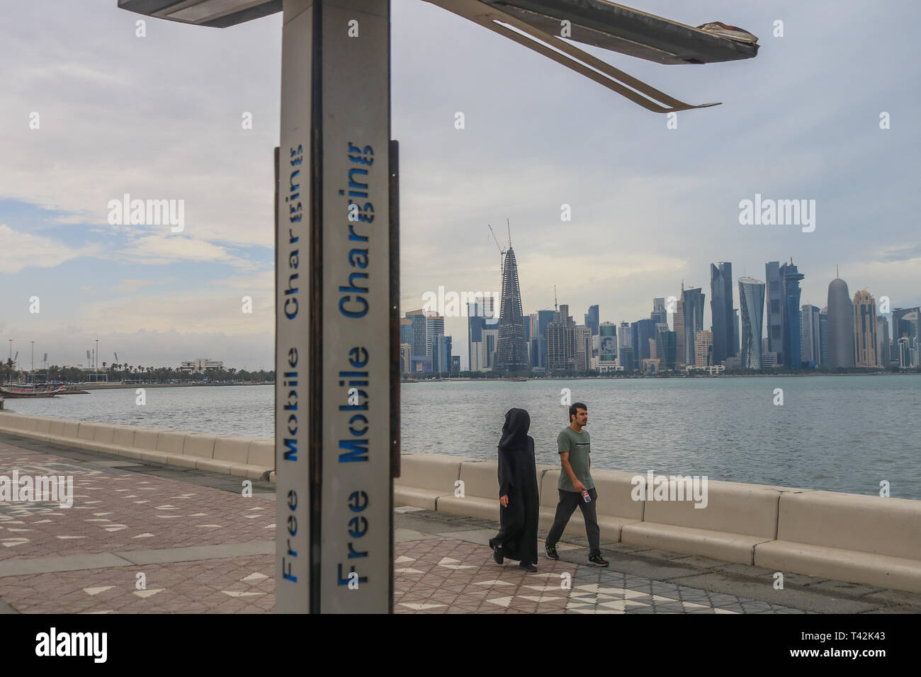 Doha, Qatar. 13 avr, 2019. Les gens aiment se promener au bord de l'eau passé gratuitement un chargeur de téléphone portable après une matinée pluvieuse et humide dans le capital Crédit : amer ghazzal/Alamy Live News Banque D'Images