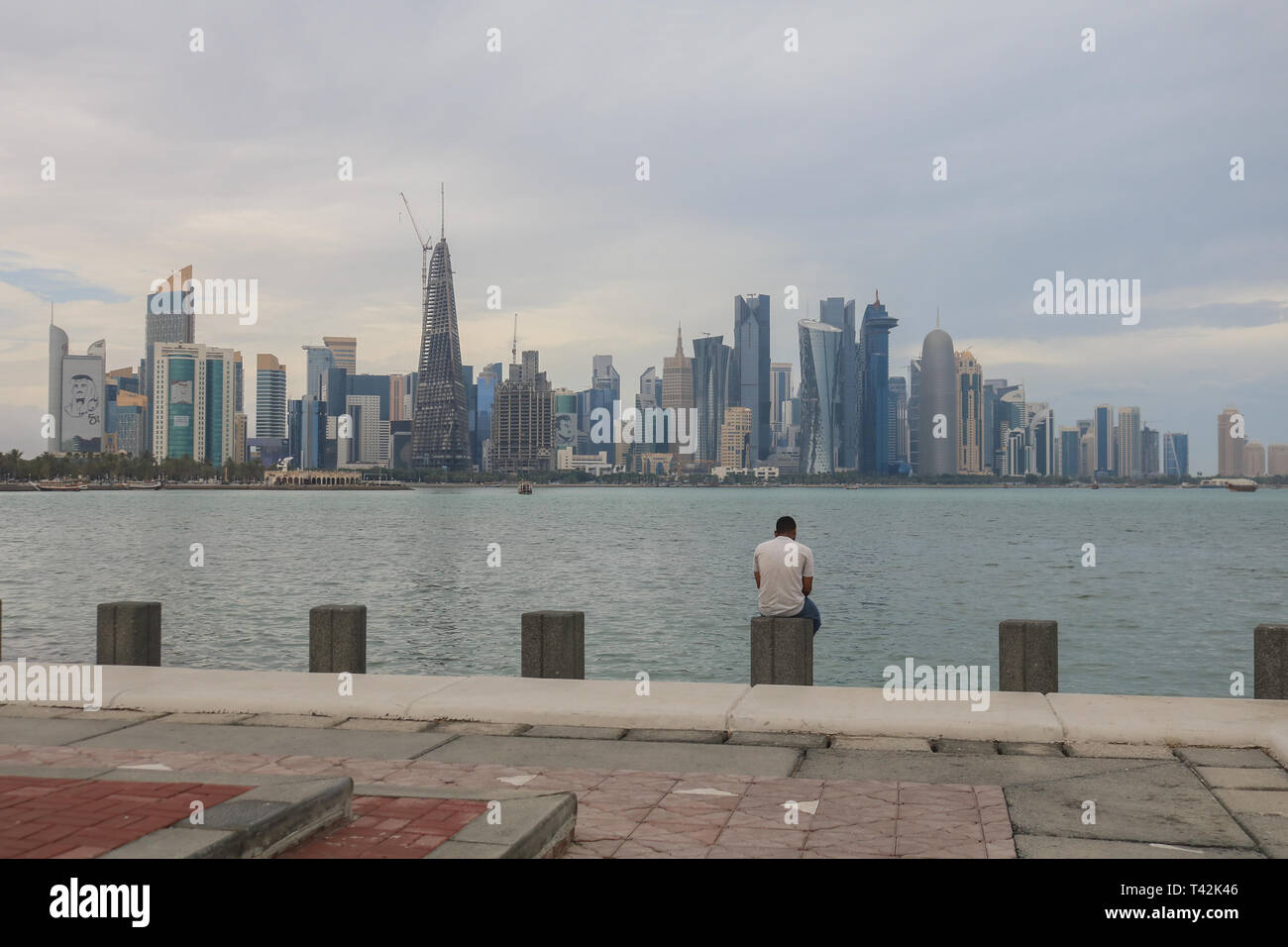 Doha, Qatar. 13 avr, 2019. Les gens aiment se promener au bord de l'eau après une matinée pluvieuse et humide dans le capital Crédit : amer ghazzal/Alamy Live News Banque D'Images