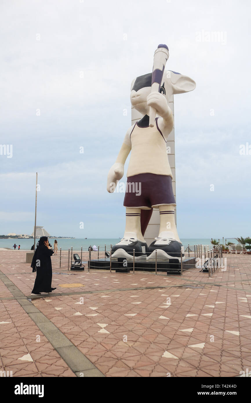 Doha, Qatar. 13 avr, 2019. La mascotte de la Coupe du monde se tient sur le front de mer après une matinée pluvieuse et humide dans le capital Crédit : amer ghazzal/Alamy Live News Banque D'Images