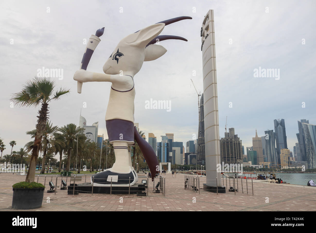 Doha, Qatar. 13 avr, 2019. La mascotte de la Coupe du monde se tient sur le front de mer après une matinée pluvieuse et humide dans le capital Crédit : amer ghazzal/Alamy Live News Banque D'Images