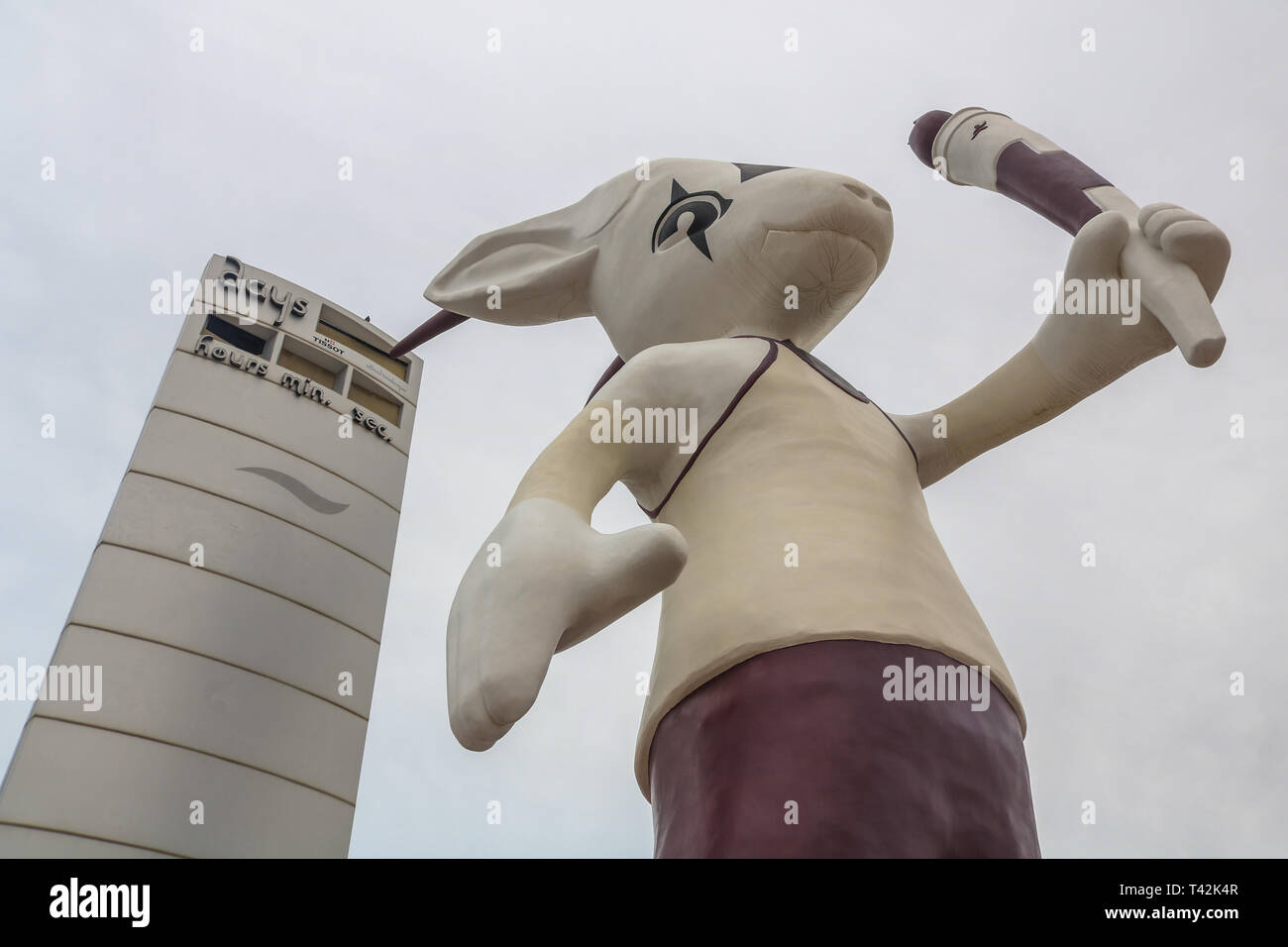 Doha, Qatar. 13 avr, 2019. La mascotte de la Coupe du monde se tient sur le front de mer après une matinée pluvieuse et humide dans le capital Crédit : amer ghazzal/Alamy Live News Banque D'Images