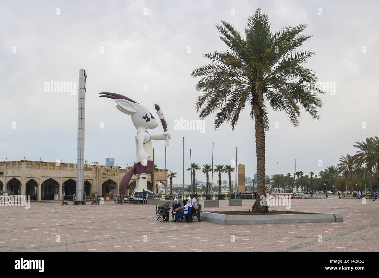 Doha, Qatar. 13 avr, 2019. Une famille bénéficie d'un pique-nique au bord de l'eau sous un ciel couvert journée à Doha Crédit : amer ghazzal/Alamy Live News Banque D'Images