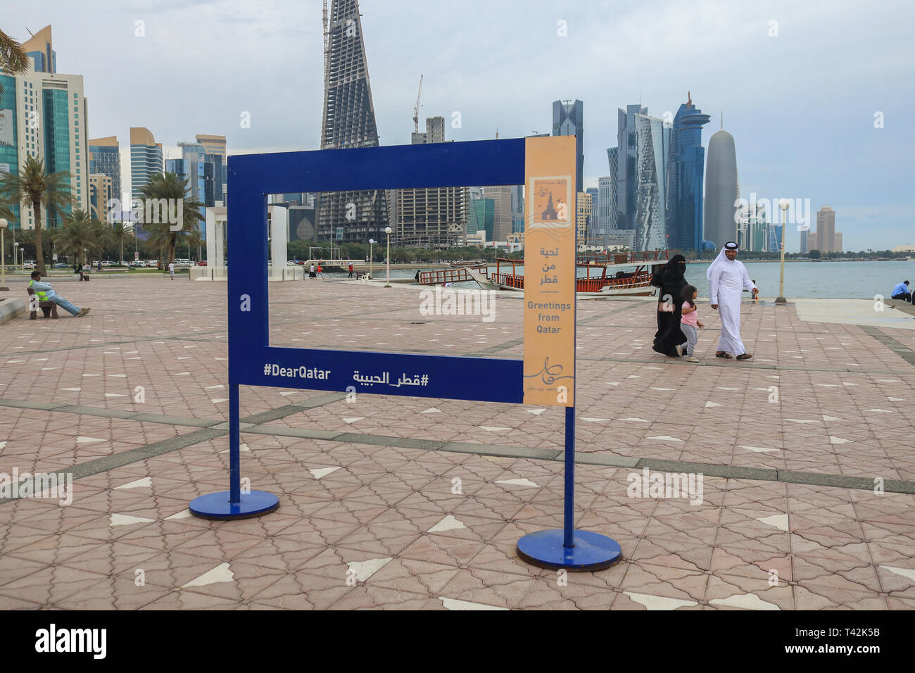 Doha, Qatar. 13 avr, 2019. Les gens à pied le front de mer au bord de l'eau sous un ciel couvert journée à Doha après de fortes pluies Crédit : amer ghazzal/Alamy Live News Banque D'Images