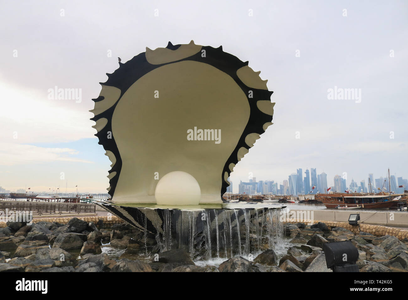 Doha, Qatar. 13 avr, 2019. L'eau de pluie remplit le Pearl sculpture sur front de mer de Doha après la pluie Crédit : amer ghazzal/Alamy Live News Banque D'Images