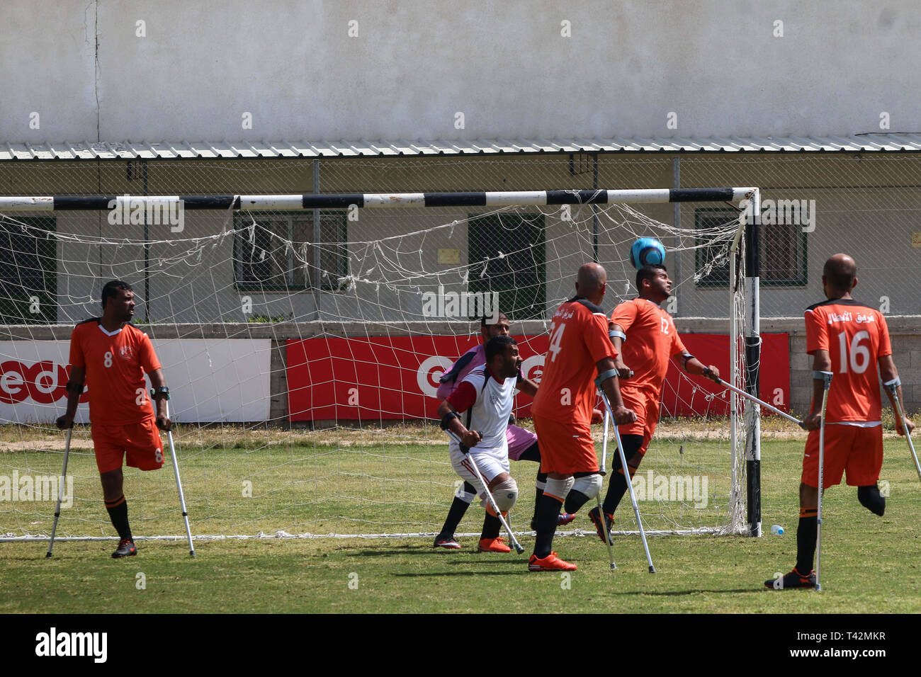 Gaza, la Palestine. 13 avril, 2019. - La ville de Gaza, en Palestine, le 13 avril 2019. En utilisant des béquilles amputés palestiniens jouent au football dans la ville de Gaza lors d'un tournoi organisé par le Comité international de la Croix-Rouge dans la bande de Gaza. La compétition comprenait 80 joueurs qui jouent dans des équipes différentes, y compris 20 joueurs blessés au cours de la grande marche du retour des rassemblements. Selon des responsables palestiniens plus de 6 500 personnes ont été tuées par balle par les forces israéliennes au cours d'une année de manifestations de masse hebdomadaires le long de la frontière de Gaza, avec beaucoup d'entre eux ayant besoin d'amputations. D'autres joueurs de rejoindre le football pour Banque D'Images