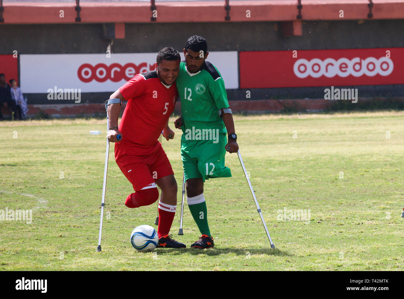 Gaza, la Palestine. 13 avril, 2019. - La ville de Gaza, en Palestine, le 13 avril 2019. En utilisant des béquilles amputés palestiniens jouent au football dans la ville de Gaza lors d'un tournoi organisé par le Comité international de la Croix-Rouge dans la bande de Gaza. La compétition comprenait 80 joueurs qui jouent dans des équipes différentes, y compris 20 joueurs blessés au cours de la grande marche du retour des rassemblements. Selon des responsables palestiniens plus de 6 500 personnes ont été tuées par balle par les forces israéliennes au cours d'une année de manifestations de masse hebdomadaires le long de la frontière de Gaza, avec beaucoup d'entre eux ayant besoin d'amputations. D'autres joueurs de rejoindre le football pour Banque D'Images