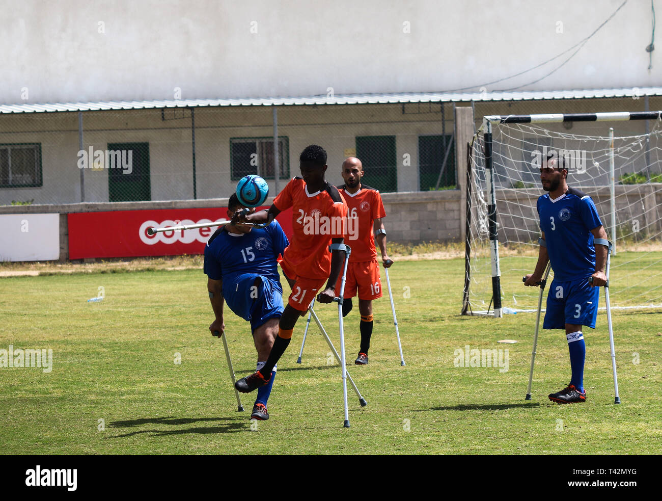 Gaza, la Palestine. 13 avril, 2019. 13 avril 2019 - La ville de Gaza, en Palestine, le 13 avril 2019. En utilisant des béquilles amputés palestiniens jouent au football dans la ville de Gaza lors d'un tournoi organisé par le Comité international de la Croix-Rouge dans la bande de Gaza. La compétition comprenait 80 joueurs qui jouent dans des équipes différentes, y compris 20 joueurs blessés au cours de la grande marche du retour des rassemblements. Selon des responsables palestiniens plus de 6 500 personnes ont été tuées par balle par les forces israéliennes au cours d'une année de manifestations de masse hebdomadaires le long de la frontière de Gaza, avec beaucoup d'entre eux ayant besoin d'amputations. D'autres joueurs se joindre à t Banque D'Images