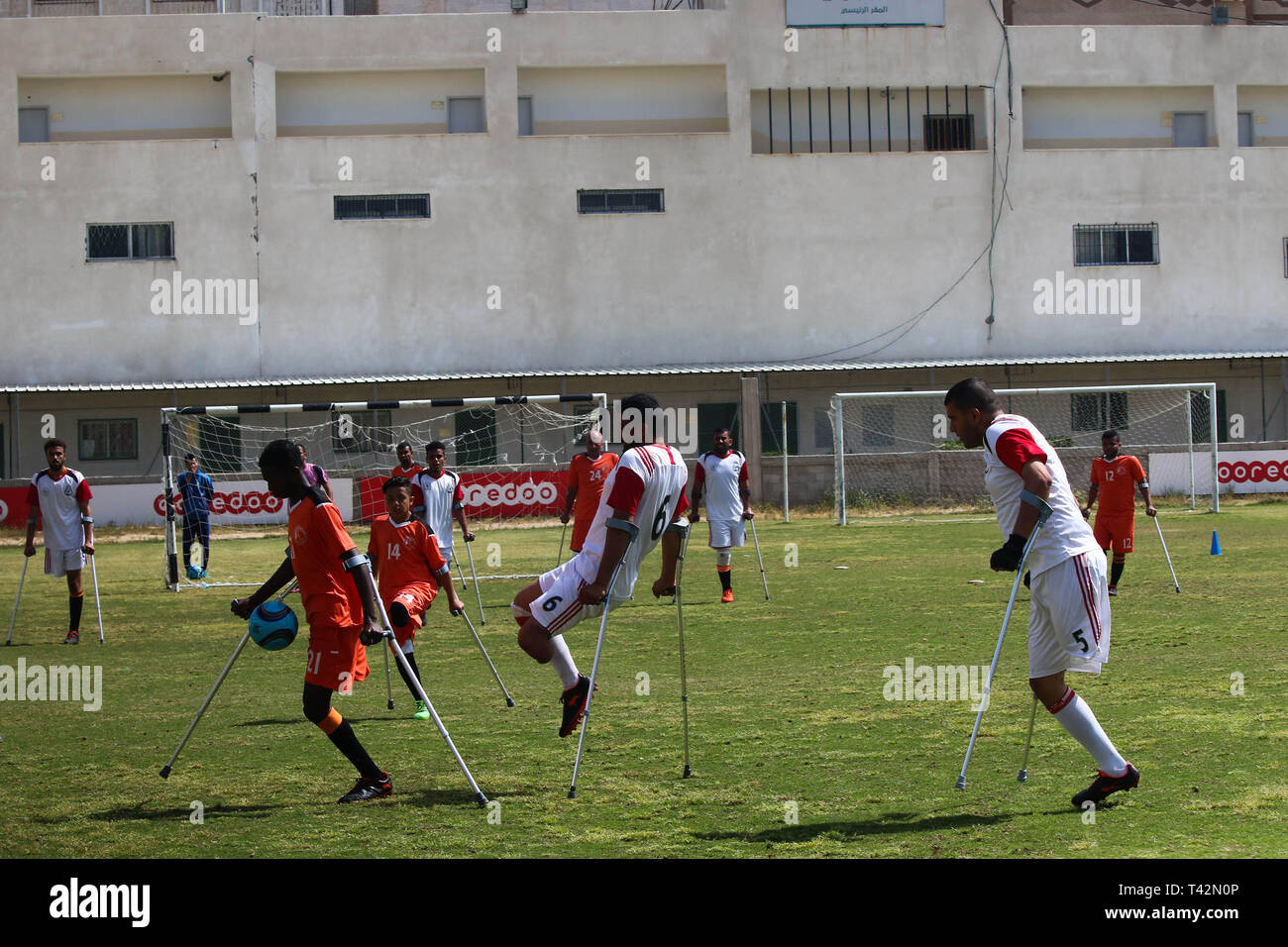 Gaza, la Palestine. 13 avril, 2019. 13 avril 2019 - La ville de Gaza, en Palestine, le 13 avril 2019. En utilisant des béquilles amputés palestiniens jouent au football dans la ville de Gaza lors d'un tournoi organisé par le Comité international de la Croix-Rouge dans la bande de Gaza. La compétition comprenait 80 joueurs qui jouent dans des équipes différentes, y compris 20 joueurs blessés au cours de la grande marche du retour des rassemblements. Selon des responsables palestiniens plus de 6 500 personnes ont été tuées par balle par les forces israéliennes au cours d'une année de manifestations de masse hebdomadaires le long de la frontière de Gaza, avec beaucoup d'entre eux ayant besoin d'amputations. D'autres joueurs se joindre à t Banque D'Images