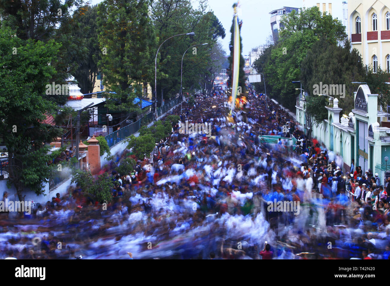 Katmandou, Népal. 13 avr, 2019. Les dévots tirer un char de la déité Seto Machindranath paradant autour de la ville pendant le char festival à Katmandou, Népal le Samedi, Avril 13, 2019. Credit : Skanda Gautam/ZUMA/Alamy Fil Live News Banque D'Images