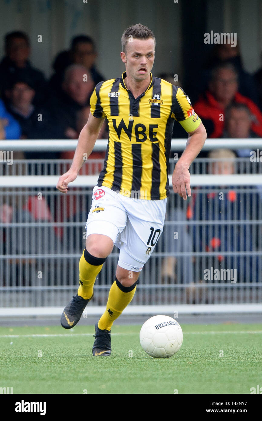 DEN HAAG , 13-04-2019 , Football , saison , Houtrust Sportpark 2018 / 2019 , néerlandais Tweede Divisie . Rijnsburgse Boys dvd Jeffrey Jongeneelen (capitaine) sur le ballon pendant le match Scheveningen vs Rijnsburgse Boys Crédit : Pro Shots/Alamy Live News Crédit : Pro Shots/Alamy Live News Crédit : Pro Shots/Alamy Live News Crédit : Pro Shots/Alamy Live News Banque D'Images
