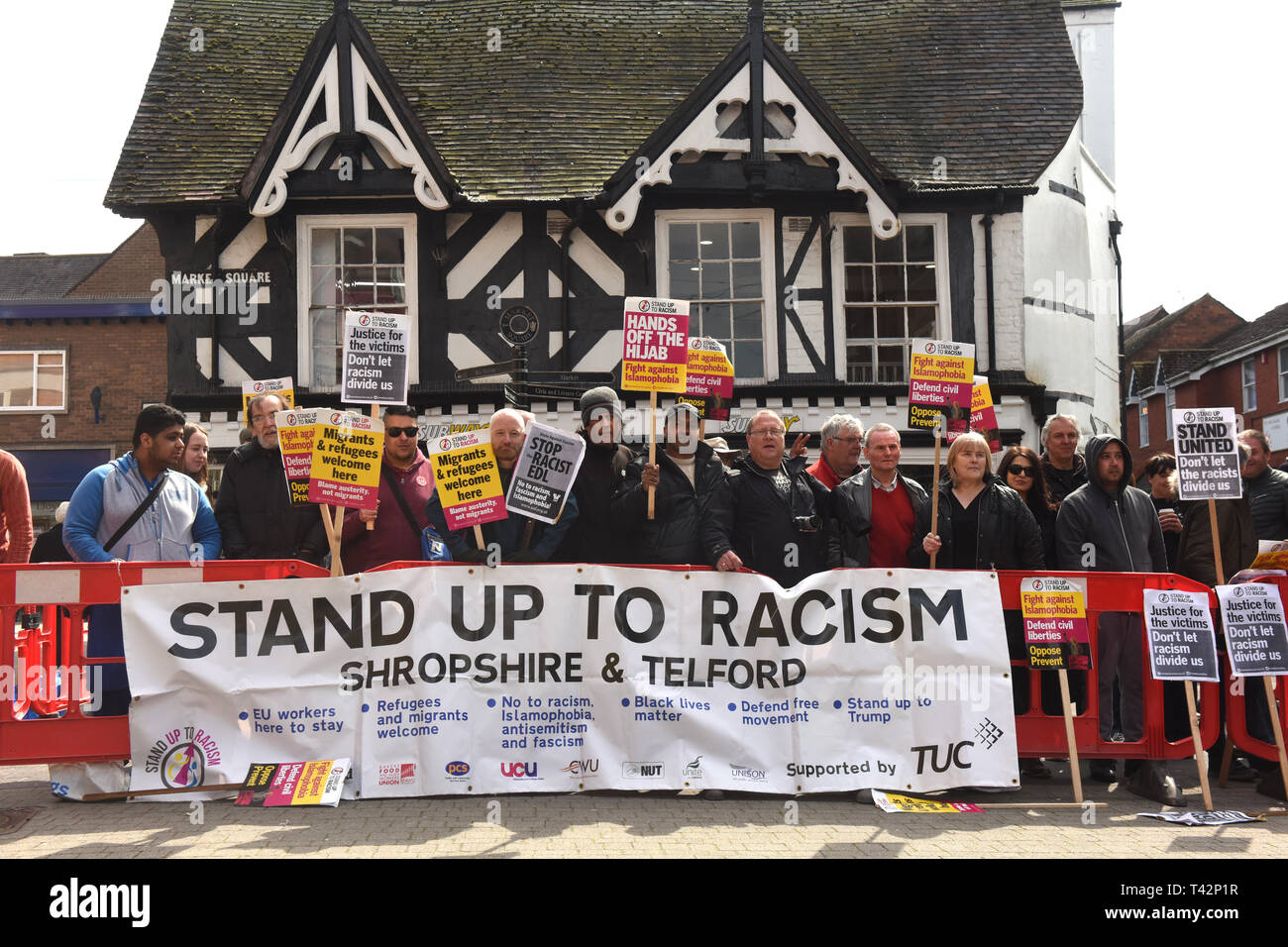 Wellington, Telford, Shropshire, Royaume-Uni, 13 avril 2019. Un contre-protestataires anti-racistes face à la marche de la Ligue de défense anglaise à Wellington, Shropshire. Photo de DAVID BAGNALL Banque D'Images